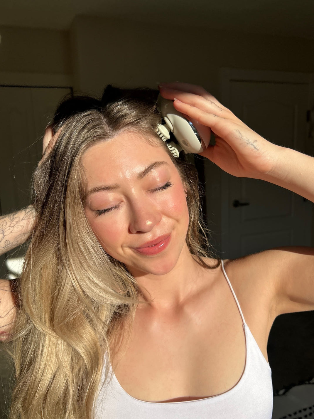 Hair Density and Growth-Stimulating Red Light Therapy Scalp Massager